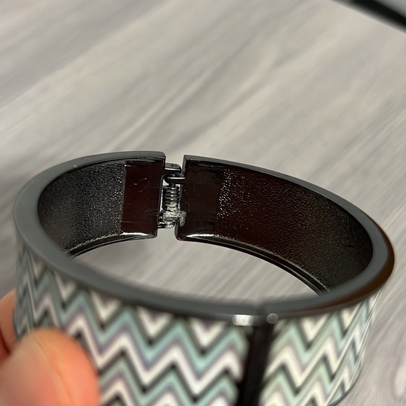 Vintage Metal Hinged Bangle Bracelet with Chevron Design, EUC - Picture 6 of 8